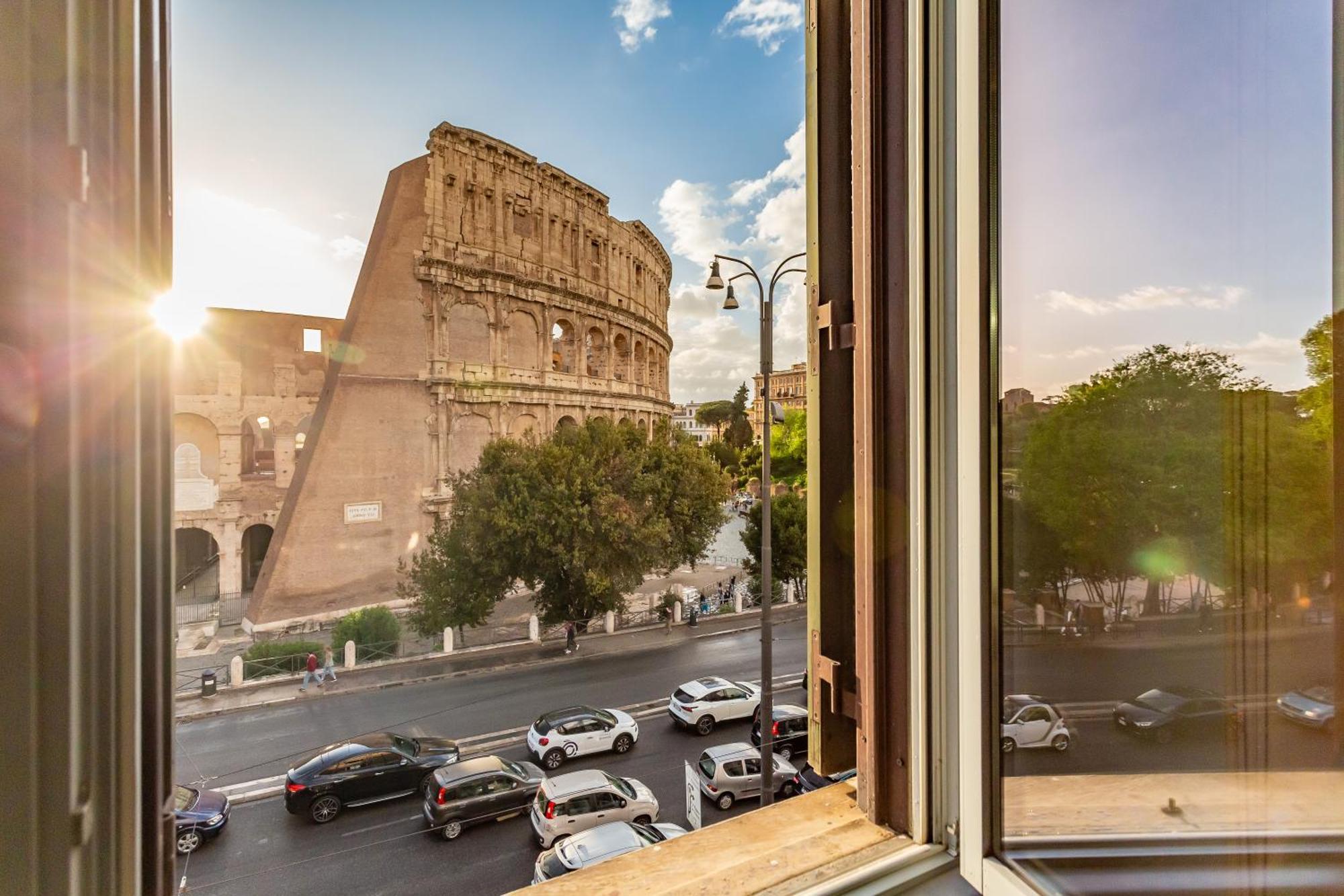 Iconic Apartment With Unique Colosseum View Roma Eksteriør bilde