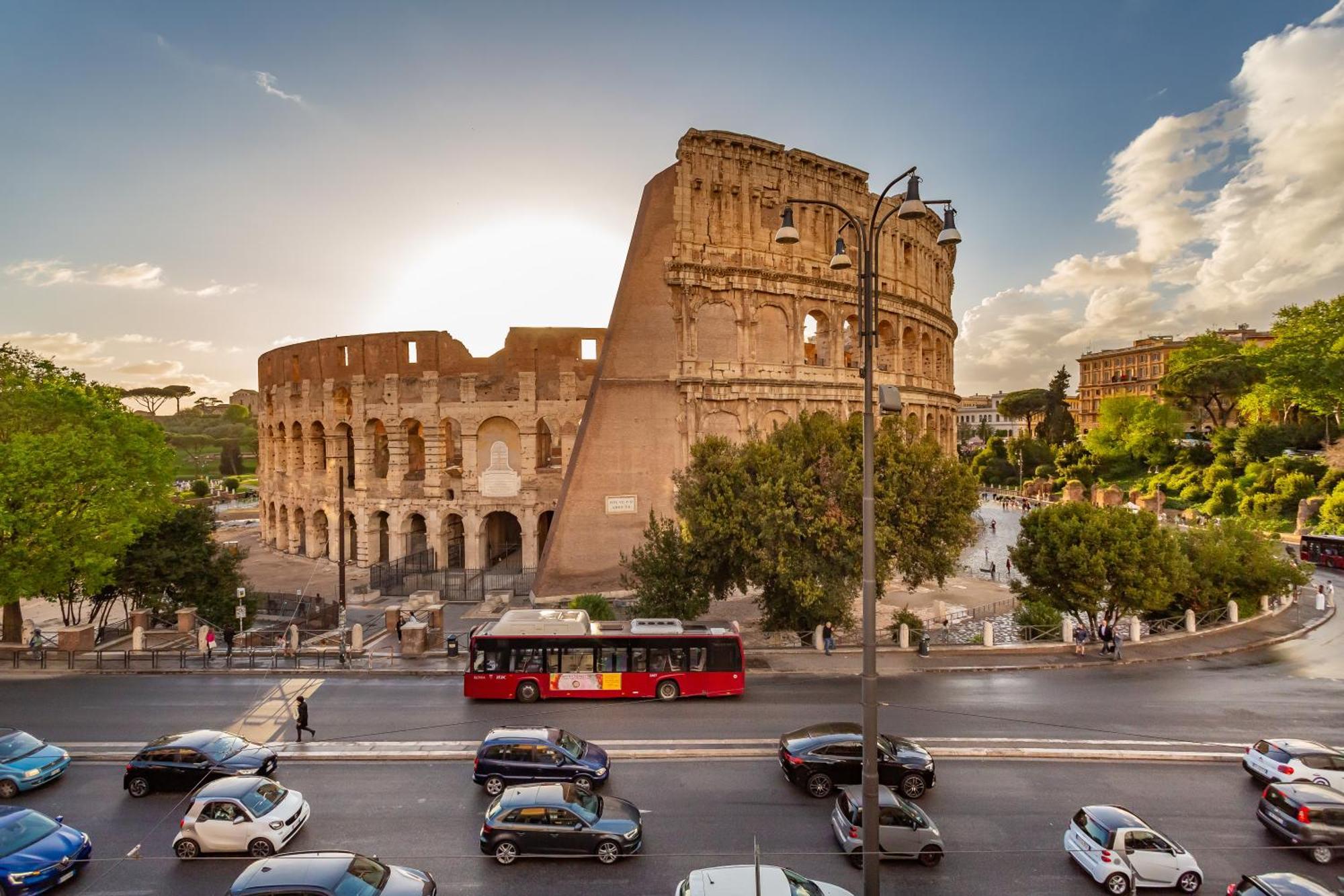 Iconic Apartment With Unique Colosseum View Roma Eksteriør bilde