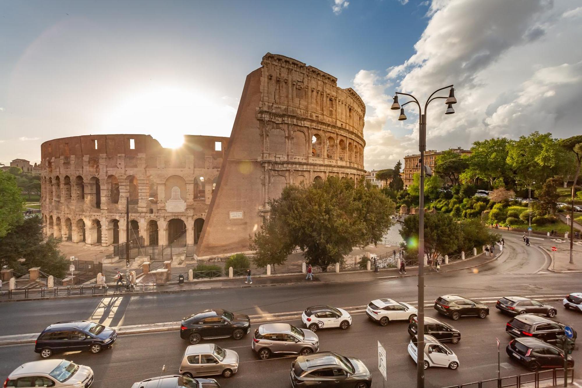 Iconic Apartment With Unique Colosseum View Roma Eksteriør bilde